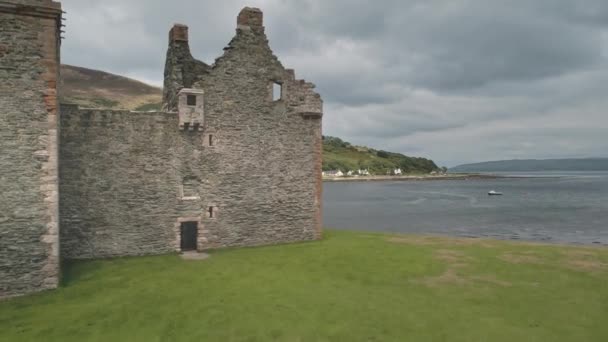 海湾の空中で古代の城の遺跡を閉じます。ボートと一緒に誰も自然の海の風景。歴史遺産 — ストック動画