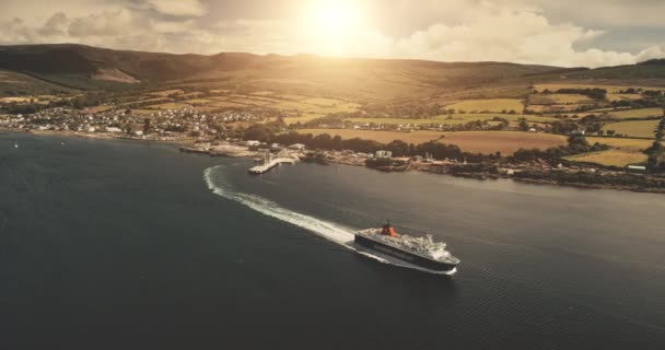 Ferry sail at sun harbor cityscape aerial. Nobody nature seascape of Brodick pier town, Arran Island — Stock Footage Ferry sail at sun harbor cityscape aerial. Nobody nature seascape of Brodick pier town, Arran Island Royalty Free Stock Video