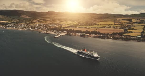 Voile de ferry à Sun Harbor paysage urbain aérien. Personne paysage marin naturel de Brodick jetée ville, Arran Island — Video