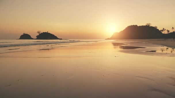 Silhouette delle isole paradisiache montagne al tramonto. Il sole aereo tramonta la luce riflette in un sereno paesaggio marino — Video Stock