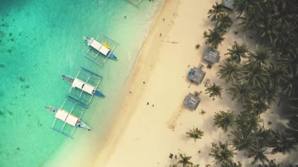 Lento movimento de cima para baixo praia de areia com barcos, turistas vista aérea. Descansando viajantes na baía do oceano — Vídeo de Stock