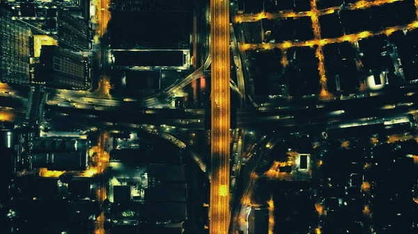 Top down nacht stadsverkeer snelweg antenne. Lantaarn verlichten stadsgezicht van Manilla metropool — Stockfoto