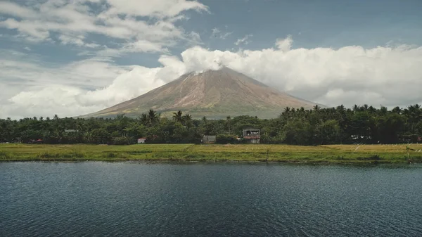 Vulkanausbruch am grünen Ufer des Sees. Philippinen Landstrich der Stadt Legazpi auf grünen Wiesen — Stockfoto