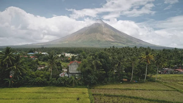 Ciudad rural tropical en palmeras aéreas. Mayon campo volcán con cabañas, logias y campos —  Fotos de Stock