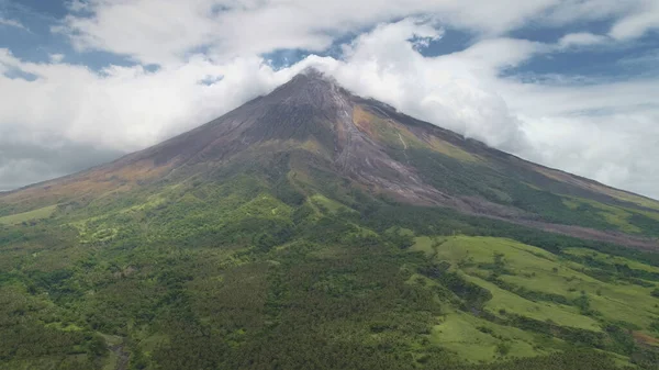 菲律宾的空中火山峰喷发云雾笼罩.山边绿草山谷的远足小路 — 图库照片
