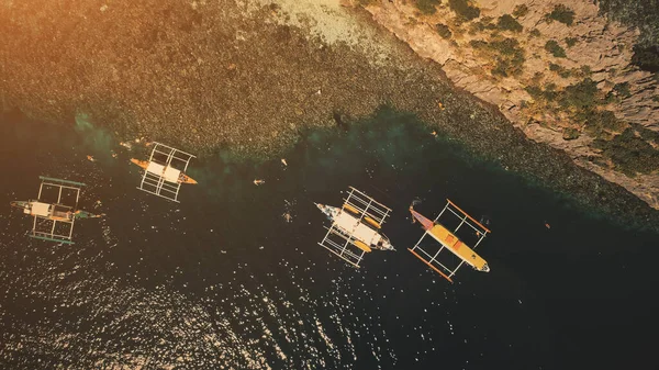 Ηλιοβασίλεμα στον κόλπο του ωκεανού: οι επιβάτες κολυμπούν, βουτούν σε εναέρια βολή σκαφών. Τουρισμός αναψυχής το καλοκαίρι — Φωτογραφία Αρχείου
