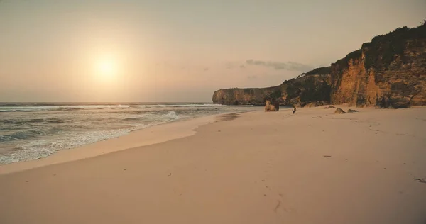 Luftburen soluppgång sandstrand vid havet vågig vik. Ingen natur kustlandskap med sandstrand och klippor — Stockfoto