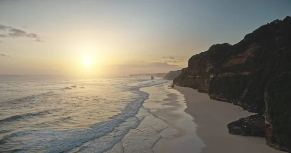 Wschód słońca na falach oceanicznych z widokiem z lotu ptaka na plażę. Nikt tropikalny krajobraz natury krajobrazy morskie — Zdjęcie stockowe