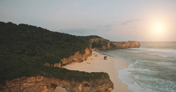 Indonesien turistattraktion närbild antenn: klippvägg Batu Bolong, Bawana Beach, Sumba Island — Stockfoto