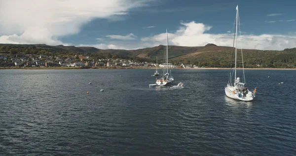 Boten aan de oceaankust van groene bergen eiland antenne. Zomer cruise op zeilen luxe jachten — Stockfoto