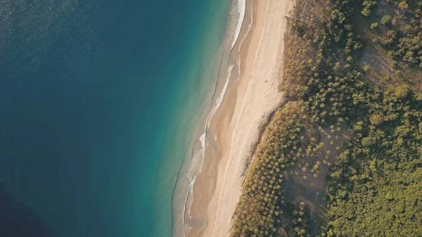 Στην κορυφή του τροπικού παραδεισένιου τοπίου. Καταπληκτική ακτή του ωκεανού με άμμο παραλία — Φωτογραφία Αρχείου