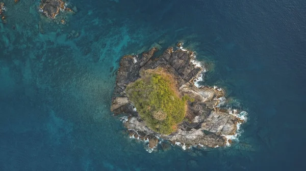 Top down van rots eiland met groene piek antenne. Niemand natuur landschap van El Nido, Filippijnen, Azië — Stockfoto