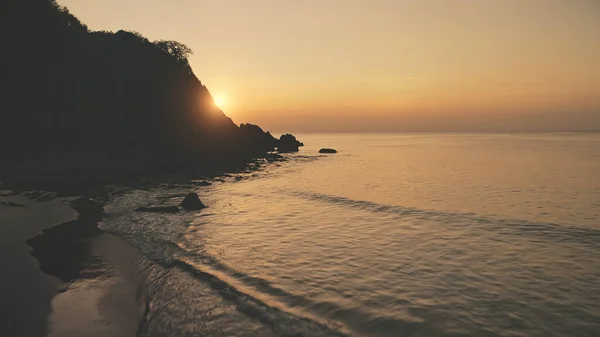 Sonnenuntergang Silhouette an der Bergantenne. Tropische Meereslandschaft bei Sonnenuntergang am Strand. Meeresbucht-Wellen — Stockfoto