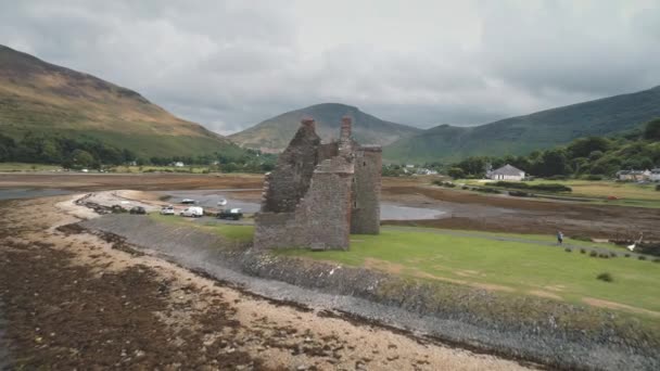 Closeup Scotland historical castle ruins aerial. Ruined architecture attraction at sea bay — Stock Video