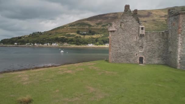 Großaufnahme Burgruinen an einer Antenne am Meer. Historischer britischer Palast der Hamilton-Dynastie an der Küste — Stockvideo