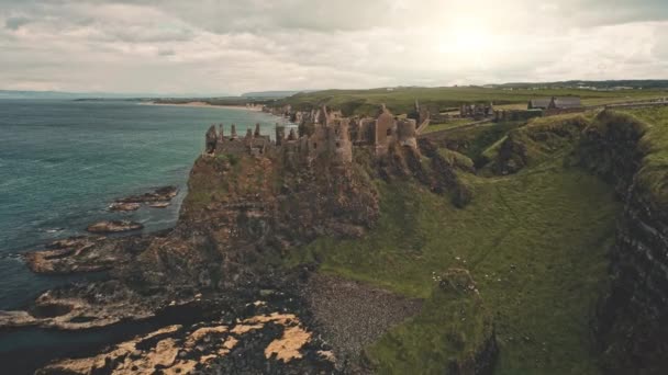 O castelo medieval arruína a antena. Costa oceânica rochosa, campos, vale, terras verdes. Ninguém paisagem natureza — Vídeo de Stock