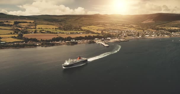 Ferry terminal de Sun Brodick ville à l'océan aérien. Navire naviguer à la montagne. Personne paysage marin nature — Video