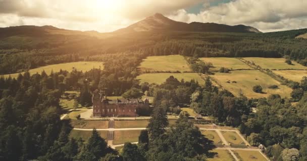 Europa Burg auf Bergen Antenne. Naturlandschaft am historischen Wahrzeichen. Architektur in Schottland — Stockvideo