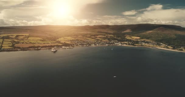 Sun ferry porto na baía do oceano aéreo. Navios, barcos, veleiros na água do mar. Ninguém natureza paisagem marinha — Vídeo de Stock