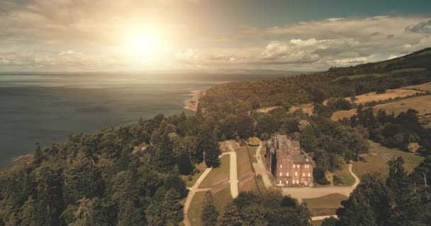 Antiguo castillo en el paisaje de montaña aérea. Nadie naturaleza paisaje marino en el patrimonio histórico de Escocia — Vídeos de Stock