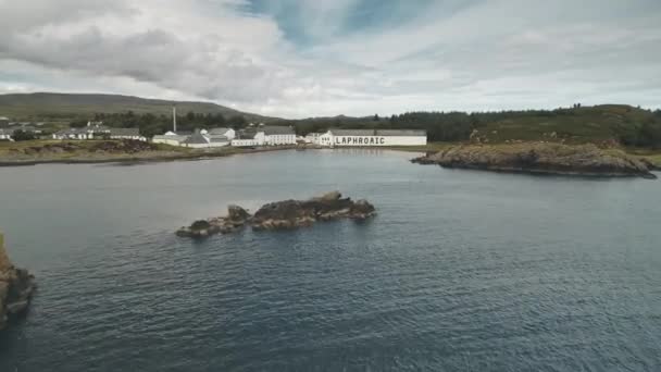 2018.08.07 Lafroaig destilleri, Port Ellen, Islay Island, Storbritannien, Europa whiskytillverkning — Stockvideo