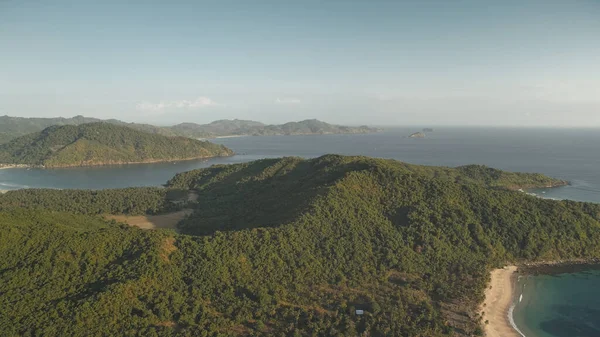 Nobody tropic islands landscapes at sea bay aerial. Green forest on mount at ocean shore. Palm trees — Stock Photo, Image