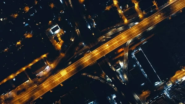 Von oben nach unten von Nachtlichtern Ampelautobahn an beleuchteten Straßen Antenne. Stadtbild der Philippinen — Stockfoto