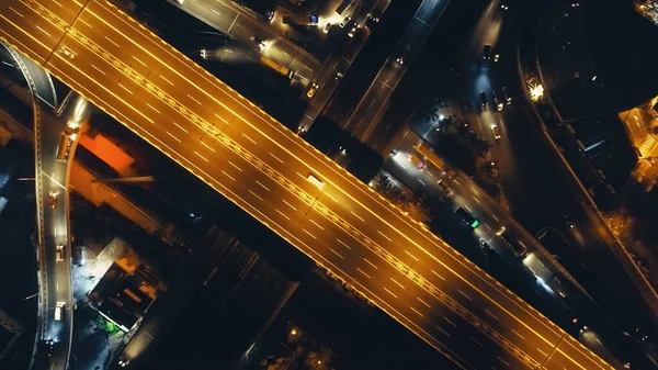 Noc shora dolů osvětluje dopravní dálnici. Metropolis městská krajina s moderním neonem silnice — Stock fotografie