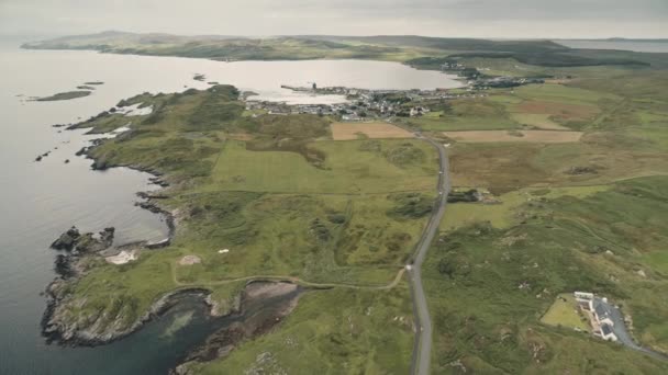 Lantbruksfält vid pirens stadsbild. Landsvägen vid havet. Ingen natur landskap vid piren stad — Stockvideo