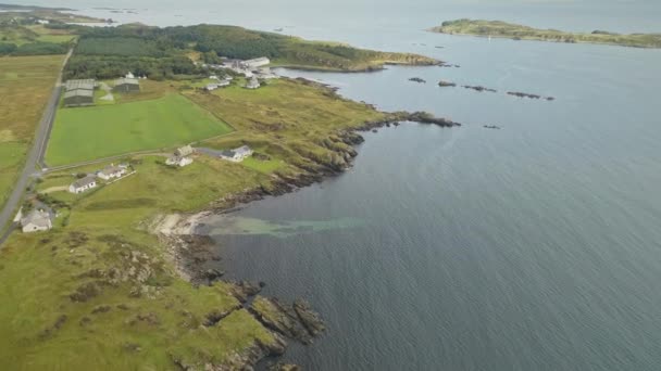 2018.08.07 - Lafroaig destilleri, Port town Ellen, Islay Island, Storbritannien, Europa. Jordbruksmark — Stockvideo