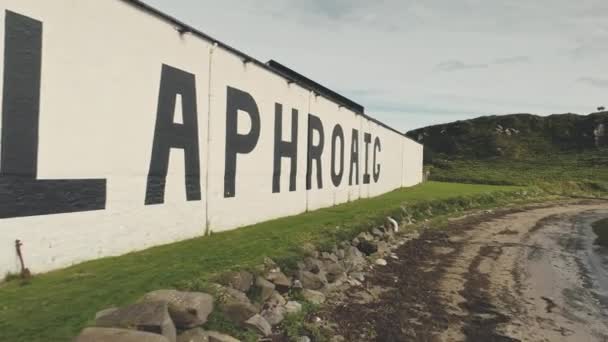 2018.08.07 - Laphroaig whiskey Distillery, Port town Ellen, Islay Island, Velká Británie, Evropa. Closeup — Stock video