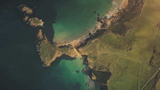 Isla del sol aérea de arriba hacia abajo. Camino de la costa del océano en el valle verde. Nadie naturaleza paisaje y paisaje marino — Vídeos de Stock