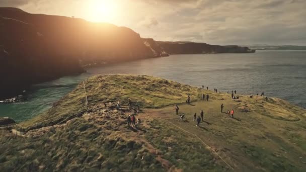 Flygfolk på solkusten. Turister vid havet Bay Cliff kusten. Naturlandskap vid irländskt landmärke — Stockvideo