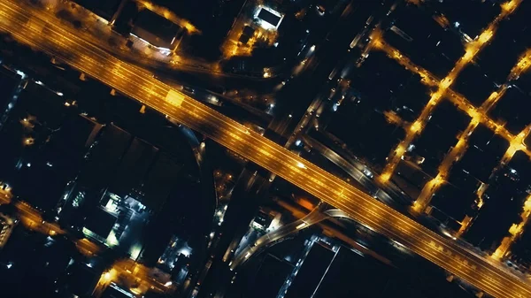 Сверху вниз по ночному шоссе с освещенными улицами города антенны. Филиппины городской пейзаж — стоковое фото