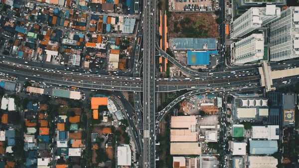 Von oben nach unten überquert der Verkehr die Autobahn in der Innenstadt. Wolkenkratzer, Gebäude Dächer der Philippinen — Stockfoto