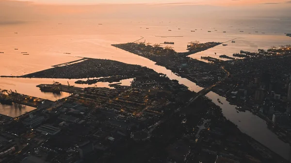 Okyanus koyunda gün doğumu. Nehirdeki iskele kasabası. Marina 'daki şehir manzarası. Su nakliyesi: tekne, gemi havası — Stok fotoğraf