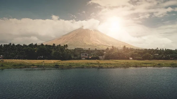 Sopka vybuchla při slunečním svitu nad vzduchem na břehu jezera. Filipíny kutryside města Legazpi v údolí — Stock fotografie