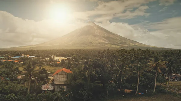 Paisaje urbano del sol de la ciudad rural en la antena verde del valle del volcán. Contryside calles de la ciudad en la ladera —  Fotos de Stock