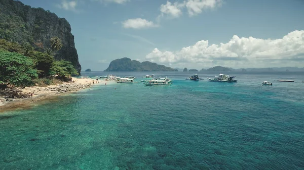 Cruise passenger boats with tourists at coast of tropical resort on tour of Philippine Archipelago — Stock Photo, Image