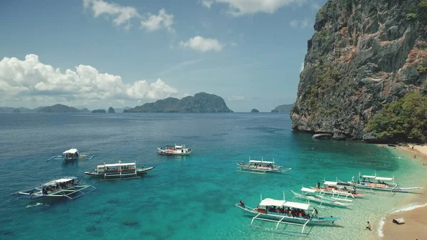 Tropico paesaggio marino sulla spiaggia di sabbia con turisti di riposo. Paesaggio maestoso del porto all'isola delle Filippine — Foto Stock