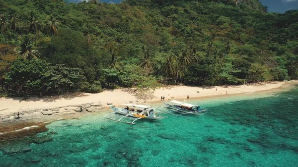 Cliff shore, passenger boats on ocean bay parallax aerial view. Green tropic forest on rocky shore — Stock Photo, Image