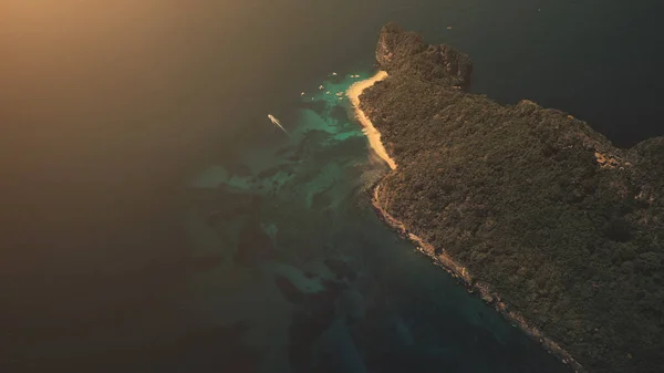 Puesta de sol arriba abajo de la isla tropical montañosa en el golfo del océano en vista aérea. Increíble luz puesta en el sol — Foto de Stock