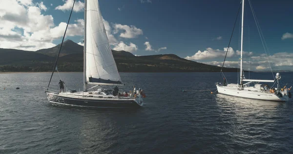 Zbliżenie anteny jachtów pływających po morskim krajobrazie wybrzeża zatoki oceanicznej na wyspie Arran, Szkocja — Zdjęcie stockowe