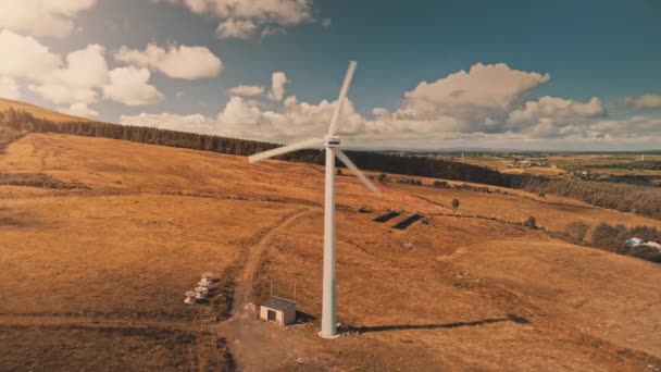 Autumn wind turbine aerial. Personne paysage naturel. Champs ruraux. Panneaux solaires aérogénérateur — Video