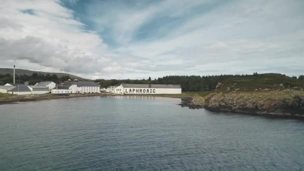 2018.08.07 - Lafroaig-destilleri, Port Ellen, Islay Island, Storbritannien, Europas whiskyindustri — Stockvideo