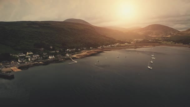 Sol sobre a montanha aérea. Iates, navios na baía oceânica. Ninguém natureza paisagem marinha. Transporte de água — Vídeo de Stock