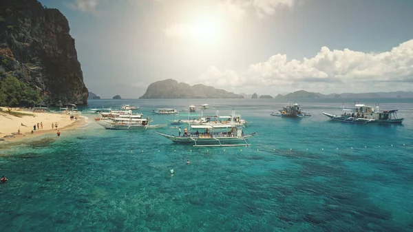 Luchtboten op zandstrand. Oceaan baai zeegezicht met azuurblauw water. Reizigers ontspannen op tropisch resort — Stockfoto