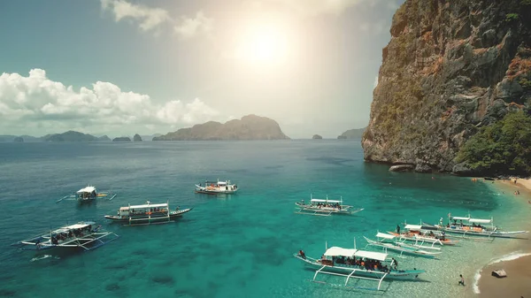 Närbild passagerarfartyg vid havskusten med grön klippa strand. Sol tropisk havsutsikt med båtar — Stockfoto