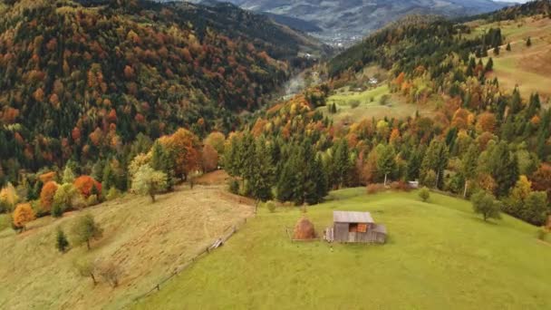 Straße auf Berggipfel Antenne. Der Herbst ist keine Naturlandschaft. Dorf im Dunst des Berges — Stockvideo
