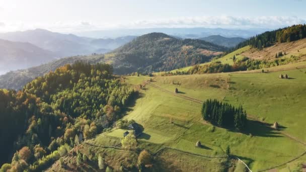 Cabañas en la cima de las montañas aéreas. Nadie paisaje de naturaleza en otoño. Sol sobre pinos — Vídeo de stock